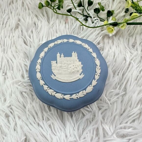 Wedgwood Jasperware Trinket Jewelry box‎ featuring the Tower of London Vintage - Picture 1 of 9